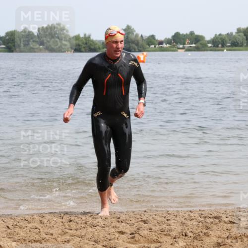 15.06.2025 - 27. Vierlanden-Triathlon Lena Gebhardt http://msf.ph/oto/8031802 15.06.2025 11:12:11 Schwimmen 785, 921, 934 meine-sportfotos.de