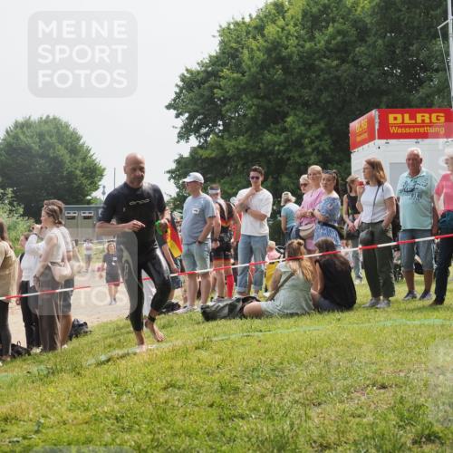 15.06.2025 - 27. Vierlanden-Triathlon KatJ http://msf.ph/oto/8031805 15.06.2025 11:10:52 Schwimmen 770, 832 meine-sportfotos.de