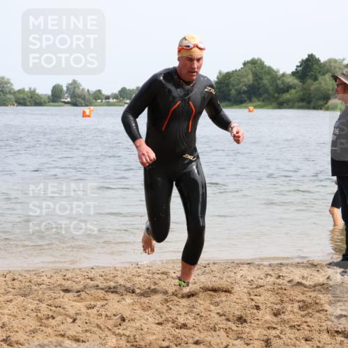 15.06.2025 - 27. Vierlanden-Triathlon Lena Gebhardt http://msf.ph/oto/8031806 15.06.2025 11:12:11 Schwimmen 785, 921, 934 meine-sportfotos.de