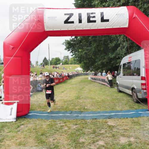 21.06.2025 - 27. Vierlanden-Triathlon MichiJ http://msf.ph/oto/8031807 15.06.2026 12:49:06 Ziel 4 meine-sportfotos.de