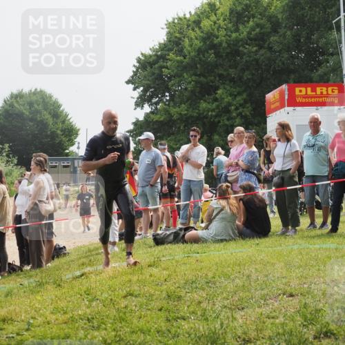 15.06.2025 - 27. Vierlanden-Triathlon KatJ http://msf.ph/oto/8031810 15.06.2025 11:10:53 Schwimmen 770, 832 meine-sportfotos.de