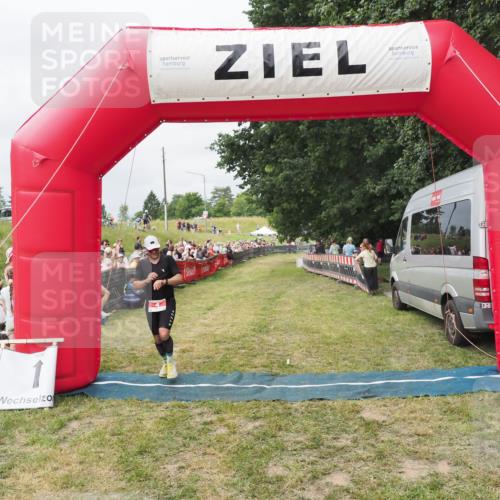 21.06.2025 - 27. Vierlanden-Triathlon MichiJ http://msf.ph/oto/8031812 15.06.2026 12:49:06 Ziel 4 meine-sportfotos.de