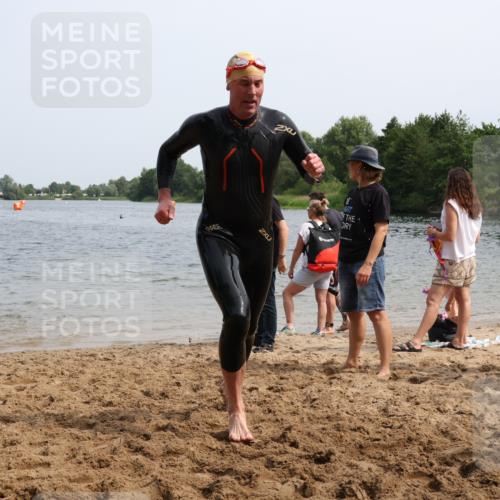 15.06.2025 - 27. Vierlanden-Triathlon Lena Gebhardt http://msf.ph/oto/8031820 15.06.2025 11:12:12 Schwimmen 785, 934 meine-sportfotos.de