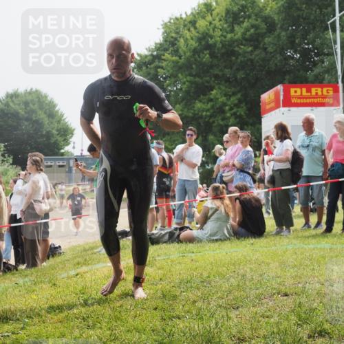 15.06.2025 - 27. Vierlanden-Triathlon KatJ http://msf.ph/oto/8031839 15.06.2025 11:10:54 Schwimmen 770, 832 meine-sportfotos.de