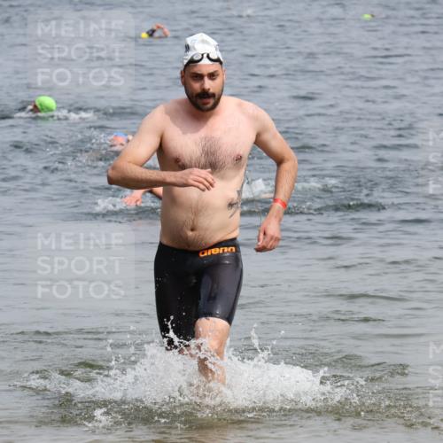 15.06.2025 - 27. Vierlanden-Triathlon Lena Gebhardt http://msf.ph/oto/8031843 15.06.2025 11:12:27 Schwimmen 968 meine-sportfotos.de