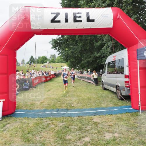 21.06.2025 - 27. Vierlanden-Triathlon MichiJ http://msf.ph/oto/8031846 15.06.2026 12:49:16 Ziel 984, 986, 987, 988 meine-sportfotos.de