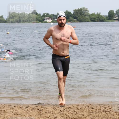 15.06.2025 - 27. Vierlanden-Triathlon Lena Gebhardt http://msf.ph/oto/8031859 15.06.2025 11:12:31 Schwimmen 968 meine-sportfotos.de