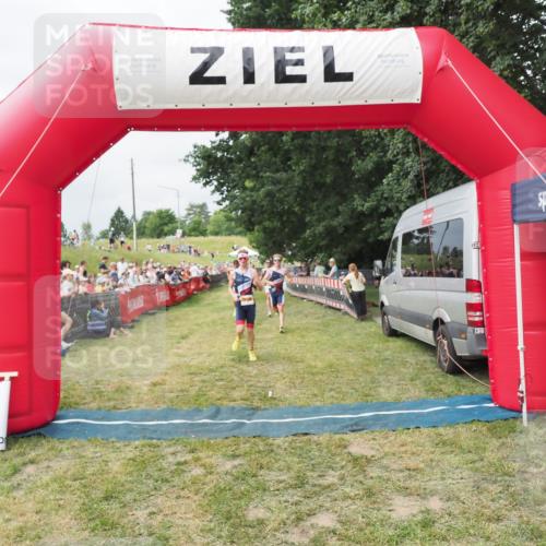 21.06.2025 - 27. Vierlanden-Triathlon MichiJ http://msf.ph/oto/8031864 15.06.2026 12:49:17 Ziel 984, 986, 987, 988 meine-sportfotos.de