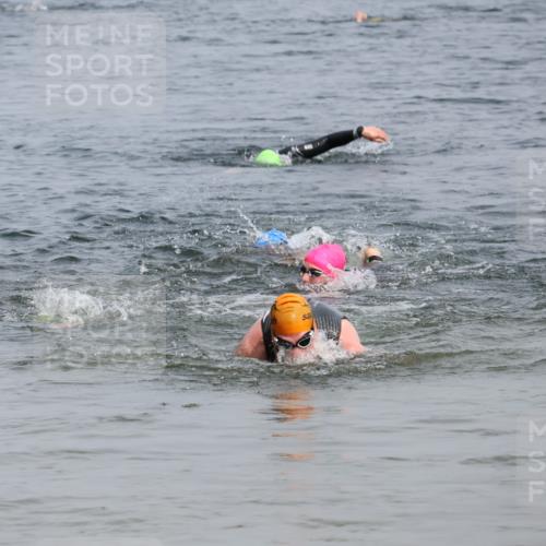 15.06.2025 - 27. Vierlanden-Triathlon Lena Gebhardt http://msf.ph/oto/8031869 15.06.2025 11:12:35 Schwimmen 968 meine-sportfotos.de