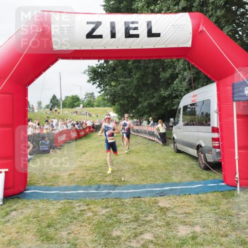 21.06.2025 - 27. Vierlanden-Triathlon MichiJ http://msf.ph/oto/8031877 15.06.2026 12:49:17 Ziel 984, 986, 987, 988 meine-sportfotos.de