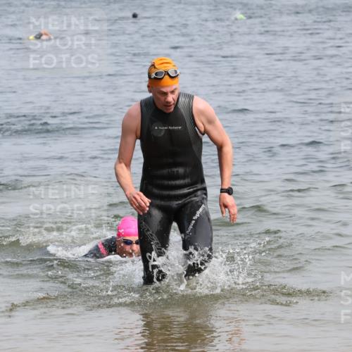 15.06.2025 - 27. Vierlanden-Triathlon Lena Gebhardt http://msf.ph/oto/8031880 15.06.2025 11:12:41 Schwimmen 858, 928, 968, 982 meine-sportfotos.de