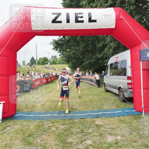 21.06.2025 - 27. Vierlanden-Triathlon MichiJ http://msf.ph/oto/8031898 15.06.2026 12:49:17 Ziel 984, 986, 987, 988 meine-sportfotos.de