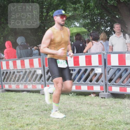 21.06.2025 - 27. Vierlanden-Triathlon KatJ http://msf.ph/oto/8031904 15.06.2025 13:41:32 Ziel 754 meine-sportfotos.de