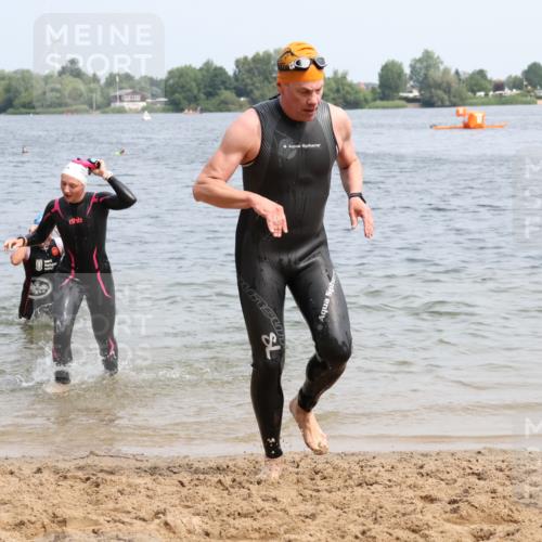 15.06.2025 - 27. Vierlanden-Triathlon Lena Gebhardt http://msf.ph/oto/8031908 15.06.2025 11:12:45 Schwimmen 858, 928, 982 meine-sportfotos.de