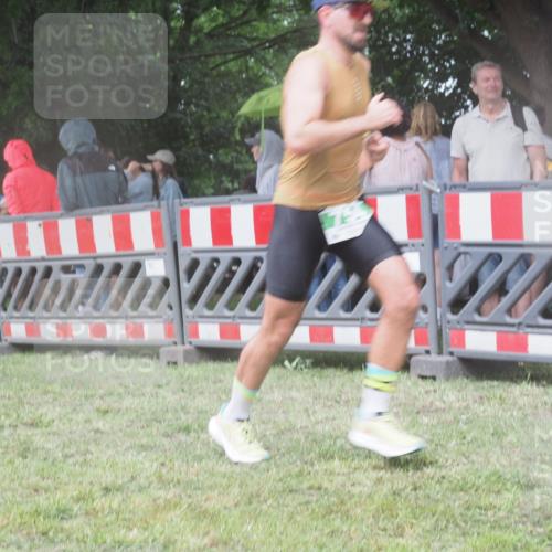 21.06.2025 - 27. Vierlanden-Triathlon KatJ http://msf.ph/oto/8031909 15.06.2025 13:41:32 Ziel 754 meine-sportfotos.de