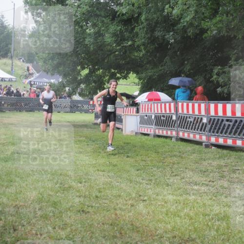 21.06.2025 - 27. Vierlanden-Triathlon KatJ http://msf.ph/oto/8031920 15.06.2025 13:41:52 Ziel 672, 899 meine-sportfotos.de