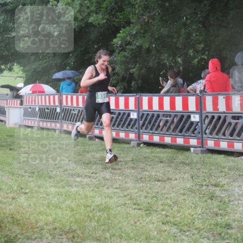 21.06.2025 - 27. Vierlanden-Triathlon KatJ http://msf.ph/oto/8031949 15.06.2025 13:41:53 Ziel 672, 899 meine-sportfotos.de
