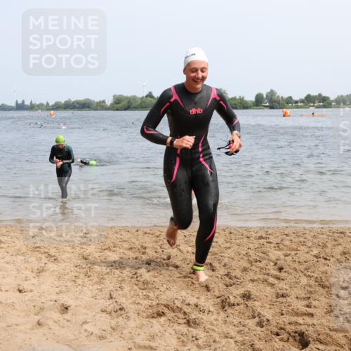 15.06.2025 - 27. Vierlanden-Triathlon Lena Gebhardt http://msf.ph/oto/8031951 15.06.2025 11:12:48 Schwimmen 858, 928, 982 meine-sportfotos.de