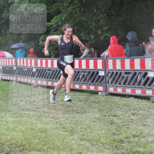 21.06.2025 - 27. Vierlanden-Triathlon KatJ http://msf.ph/oto/8031957 15.06.2025 13:41:54 Ziel 672, 899 meine-sportfotos.de