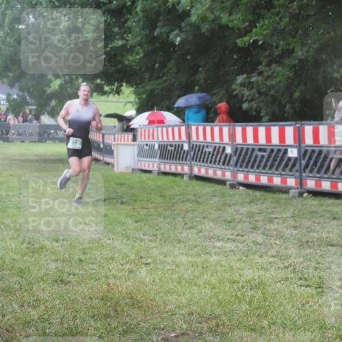 21.06.2025 - 27. Vierlanden-Triathlon KatJ http://msf.ph/oto/8031988 15.06.2025 13:41:56 Ziel 672 meine-sportfotos.de