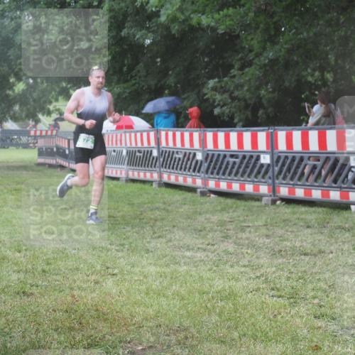 21.06.2025 - 27. Vierlanden-Triathlon KatJ http://msf.ph/oto/8031999 15.06.2025 13:41:57 Ziel 672 meine-sportfotos.de