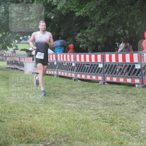 21.06.2025 - 27. Vierlanden-Triathlon KatJ http://msf.ph/oto/8032012 15.06.2025 13:41:57 Ziel 672 meine-sportfotos.de