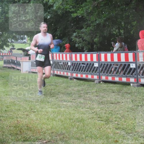 21.06.2025 - 27. Vierlanden-Triathlon KatJ http://msf.ph/oto/8032017 15.06.2025 13:41:57 Ziel 672 meine-sportfotos.de