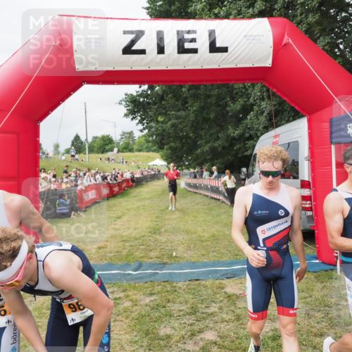 21.06.2025 - 27. Vierlanden-Triathlon MichiJ http://msf.ph/oto/8032021 15.06.2026 12:49:20 Ziel 764, 984, 986, 987, 988 meine-sportfotos.de