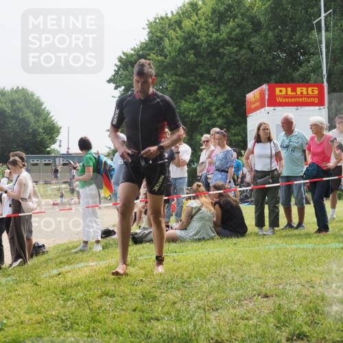 15.06.2025 - 27. Vierlanden-Triathlon KatJ http://msf.ph/oto/8032087 15.06.2025 11:11:44 Schwimmen 742, 791 meine-sportfotos.de