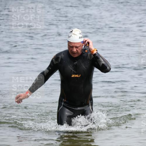 15.06.2025 - 27. Vierlanden-Triathlon Lena Gebhardt http://msf.ph/oto/8032090 15.06.2025 11:13:38 Schwimmen 966 meine-sportfotos.de