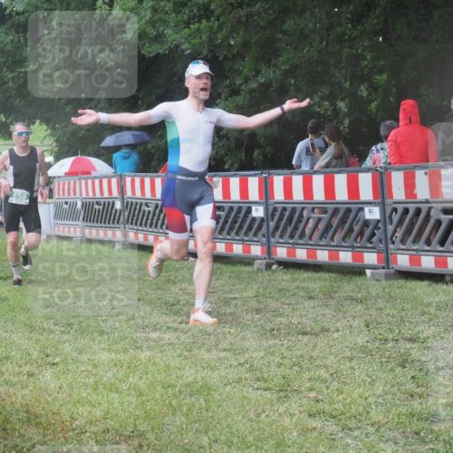 21.06.2025 - 27. Vierlanden-Triathlon KatJ http://msf.ph/oto/8032093 15.06.2025 13:42:22 Ziel 139, 858 meine-sportfotos.de
