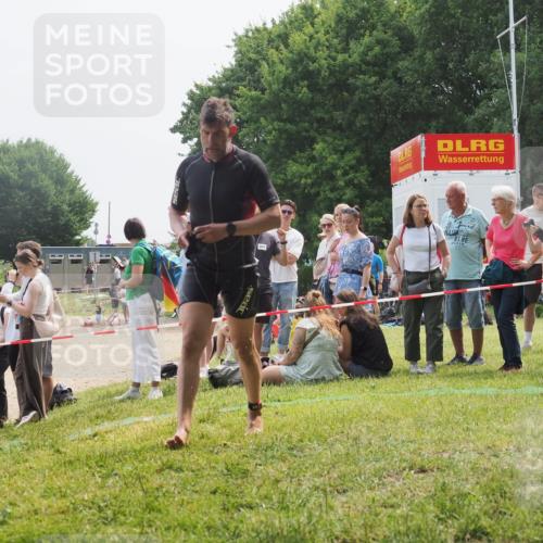 15.06.2025 - 27. Vierlanden-Triathlon KatJ http://msf.ph/oto/8032094 15.06.2025 11:11:45 Schwimmen 742, 791 meine-sportfotos.de