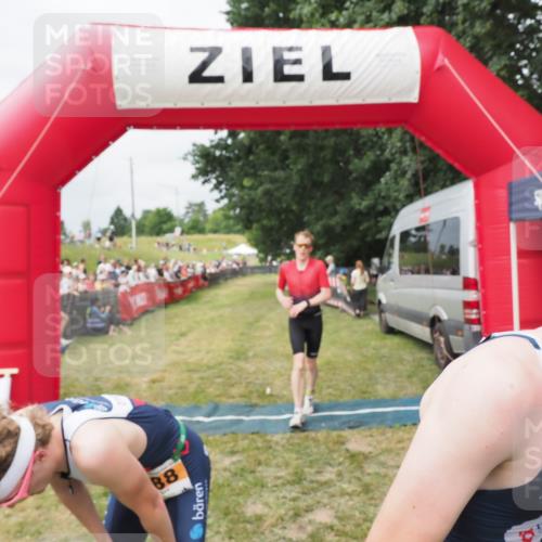 21.06.2025 - 27. Vierlanden-Triathlon MichiJ http://msf.ph/oto/8032106 15.06.2026 12:49:22 Ziel 764, 984, 986, 987, 988 meine-sportfotos.de