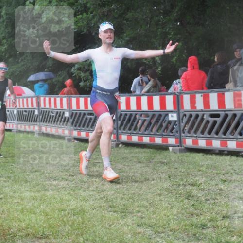 21.06.2025 - 27. Vierlanden-Triathlon KatJ http://msf.ph/oto/8032107 15.06.2025 13:42:22 Ziel 139, 858 meine-sportfotos.de