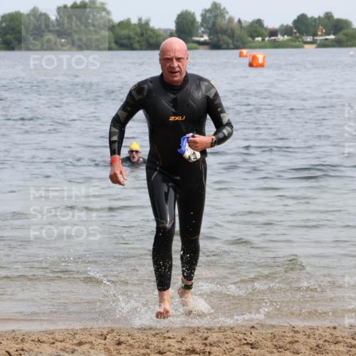 15.06.2025 - 27. Vierlanden-Triathlon Lena Gebhardt http://msf.ph/oto/8032110 15.06.2025 11:13:42 Schwimmen 966 meine-sportfotos.de