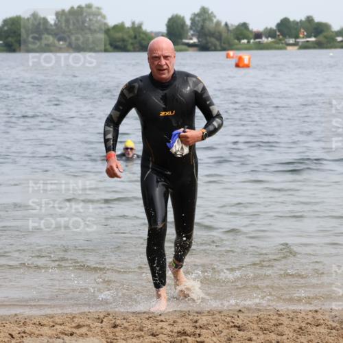 15.06.2025 - 27. Vierlanden-Triathlon Lena Gebhardt http://msf.ph/oto/8032112 15.06.2025 11:13:42 Schwimmen 966 meine-sportfotos.de