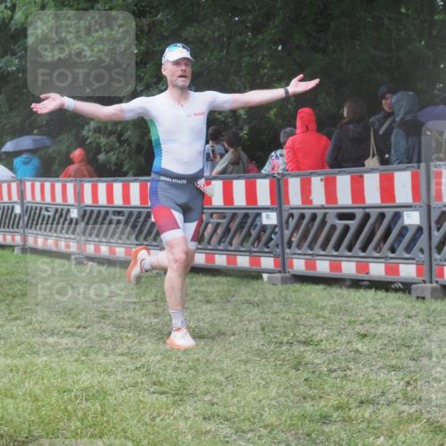 21.06.2025 - 27. Vierlanden-Triathlon KatJ http://msf.ph/oto/8032114 15.06.2025 13:42:23 Ziel 93, 139, 858 meine-sportfotos.de