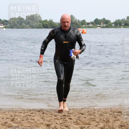 15.06.2025 - 27. Vierlanden-Triathlon Lena Gebhardt http://msf.ph/oto/8032118 15.06.2025 11:13:42 Schwimmen 966 meine-sportfotos.de