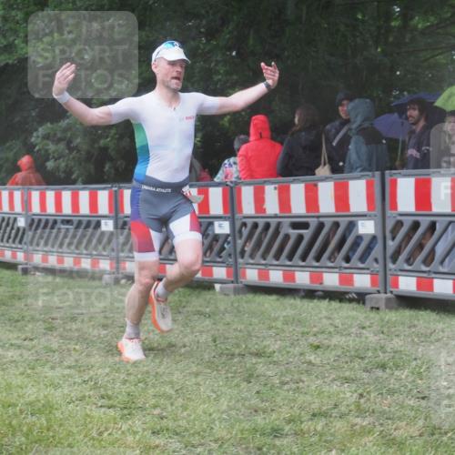 21.06.2025 - 27. Vierlanden-Triathlon KatJ http://msf.ph/oto/8032120 15.06.2025 13:42:23 Ziel 93, 139, 858 meine-sportfotos.de