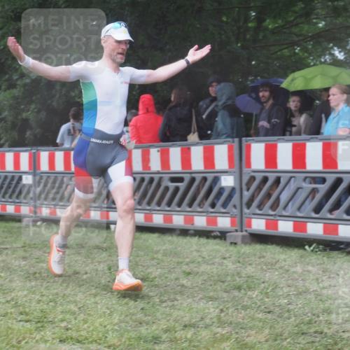 21.06.2025 - 27. Vierlanden-Triathlon KatJ http://msf.ph/oto/8032127 15.06.2025 13:42:23 Ziel 93, 139, 858 meine-sportfotos.de