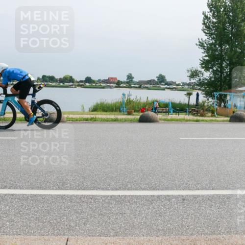 15.06.2025 - 27. Vierlanden-Triathlon H.Heesch http://msf.ph/oto/8032137 15.06.2025 11:35:16 Radfahren 695, 730 meine-sportfotos.de