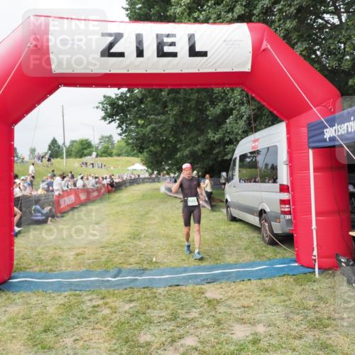 21.06.2025 - 27. Vierlanden-Triathlon MichiJ http://msf.ph/oto/8032139 15.06.2026 12:49:47 Ziel 771 meine-sportfotos.de