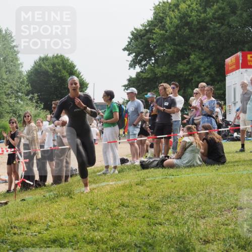 15.06.2025 - 27. Vierlanden-Triathlon KatJ http://msf.ph/oto/8032143 15.06.2025 11:12:05 Schwimmen 921, 934 meine-sportfotos.de