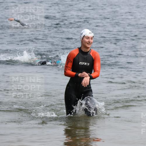 15.06.2025 - 27. Vierlanden-Triathlon Lena Gebhardt http://msf.ph/oto/8032178 15.06.2025 11:13:55 Schwimmen 800, 920 meine-sportfotos.de