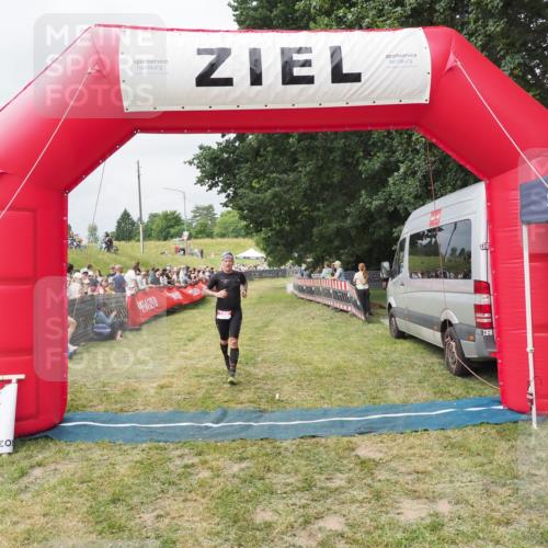 21.06.2025 - 27. Vierlanden-Triathlon MichiJ http://msf.ph/oto/8032190 15.06.2026 12:50:19 Ziel 100 meine-sportfotos.de