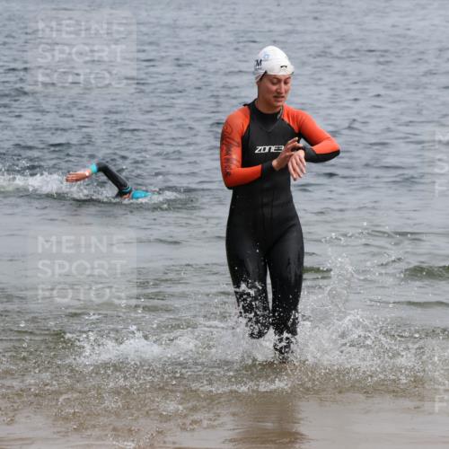 15.06.2025 - 27. Vierlanden-Triathlon Lena Gebhardt http://msf.ph/oto/8032191 15.06.2025 11:13:57 Schwimmen 800, 920 meine-sportfotos.de