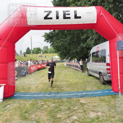 21.06.2025 - 27. Vierlanden-Triathlon MichiJ http://msf.ph/oto/8032197 15.06.2026 12:50:19 Ziel 100 meine-sportfotos.de