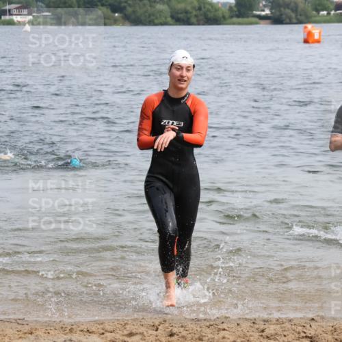 15.06.2025 - 27. Vierlanden-Triathlon Lena Gebhardt http://msf.ph/oto/8032198 15.06.2025 11:13:57 Schwimmen 800, 920 meine-sportfotos.de