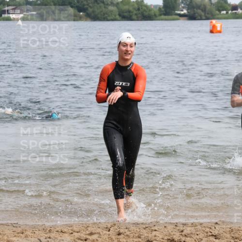 15.06.2025 - 27. Vierlanden-Triathlon Lena Gebhardt http://msf.ph/oto/8032203 15.06.2025 11:13:58 Schwimmen 800, 904, 920 meine-sportfotos.de
