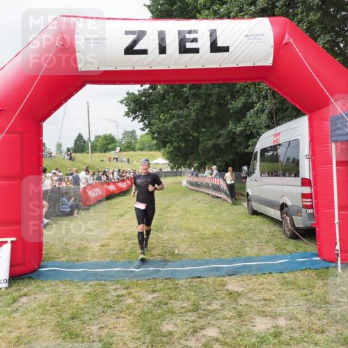 21.06.2025 - 27. Vierlanden-Triathlon MichiJ http://msf.ph/oto/8032208 15.06.2026 12:50:19 Ziel 100 meine-sportfotos.de